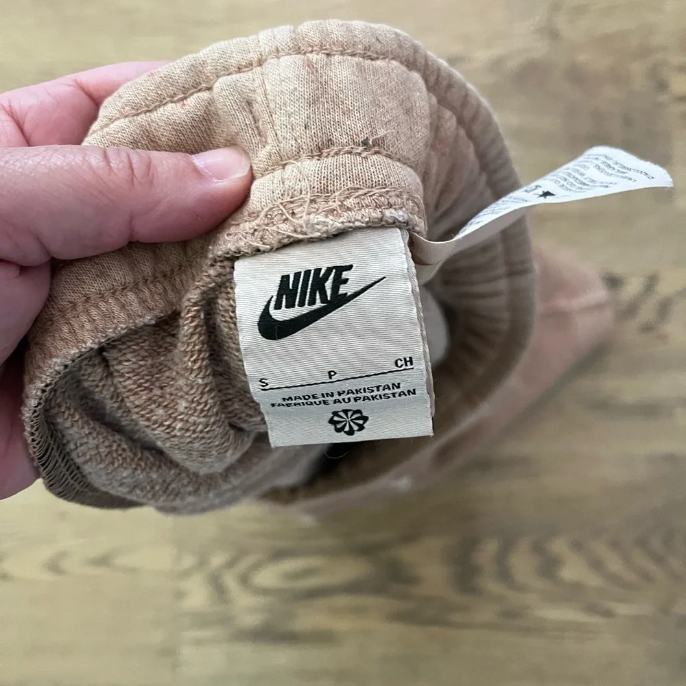 NIKE club fleece shorts speckled tan size S